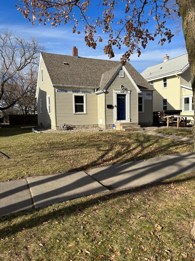 1208 N 4th St, Mankato, MN 56001 - photo 2