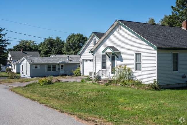 A row of homes lines the quite streets of Lincoln.