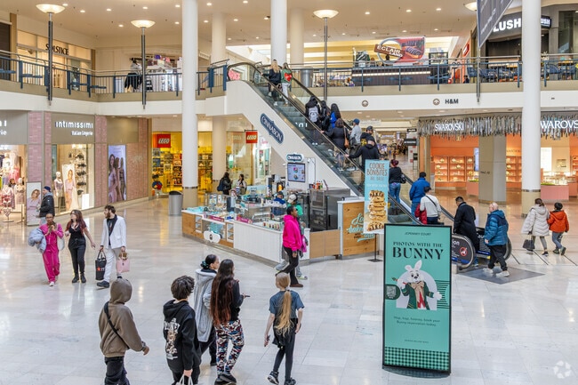 The Staten Island Mall with over 200 retailers is in the center of New Springville.