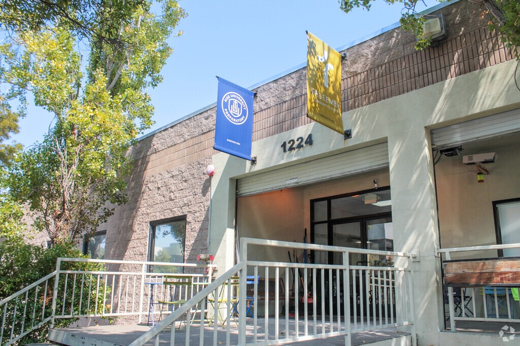Rise University Prep provides private education in the neighborhood of 
Hunters Point