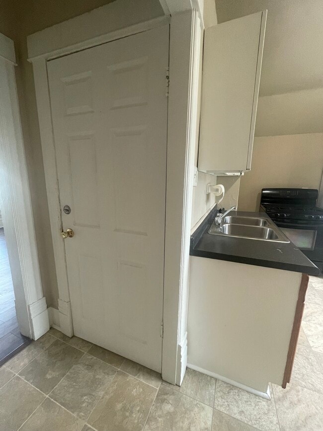 Main Entry between Kitchen/Living