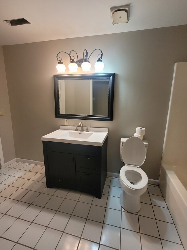 2207 Weathered Rock Rd unit Apartment B, Jefferson City, MO 65101 - photo 3