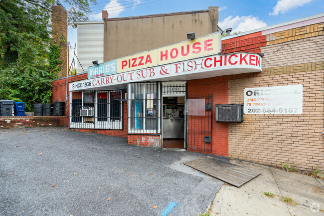 The entrance of Marios Pizza House located off of Pennsylvania Avenue.