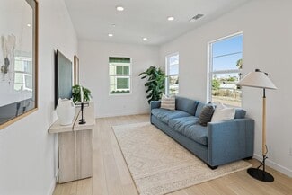 433 Willow Run Ln, Carson, CA 90745