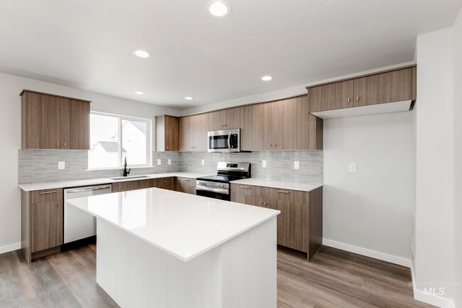 9218 W White Jasmine Ct, Nampa, ID 83687 - photo 4