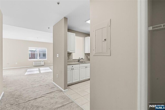 Edgewater Towne Center Apartments, Edgewater, NJ 07020 - photo 3