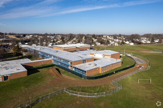 Poquessing Middle School has 960 students according to Niche.