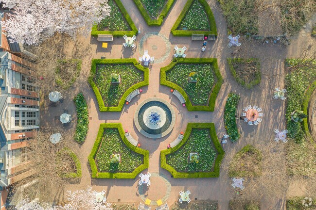 Residents can enjoy the 30 acre Atlanta Botanical Garden adjacent to Piedmont Park.