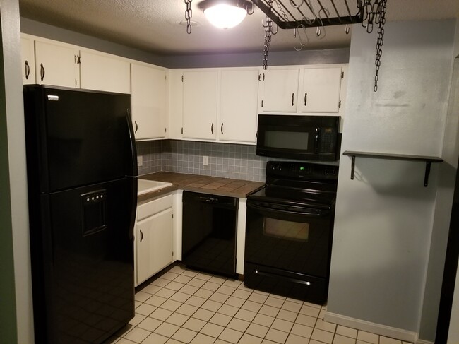 80 English Village Rd unit King Richard, Manchester, NH 03102 - photo 3