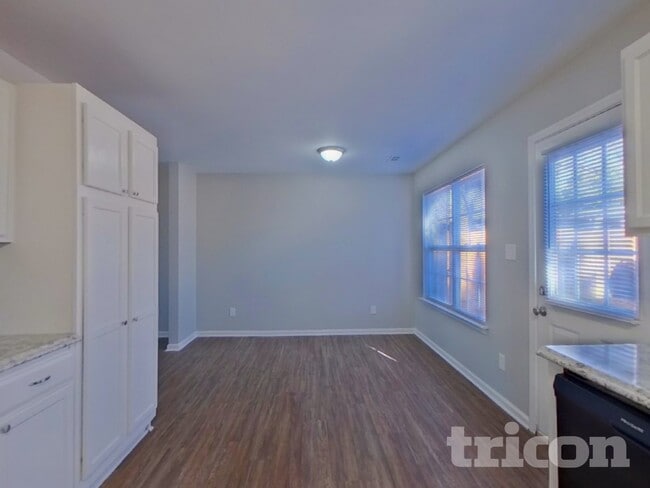 1110 Hipp Rd, Charlotte, NC 28216 - photo 4