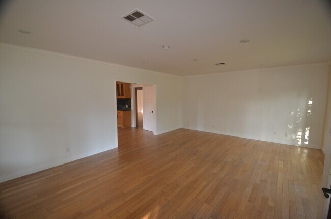 19201 Strathern St, Reseda, CA 91335 - photo 7