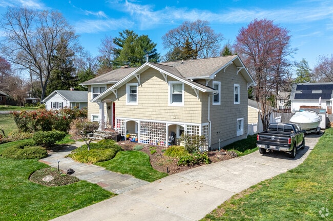 The homes in Cape St. Claire have beautiful yards.