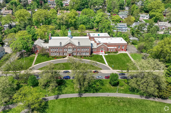 According to niche.com, Edgemont School has a 10:1 student-teacher ratio.
