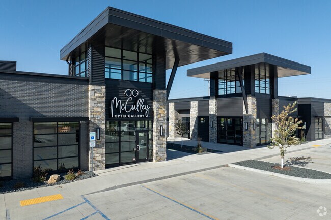 There are many retail shopping plazas with local businesses in Shadow Wood-Shadow Creek.