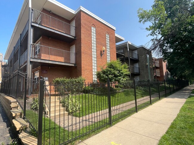 4533 N Dover St unit 4537-2D, Chicago, IL 60640 - photo 2