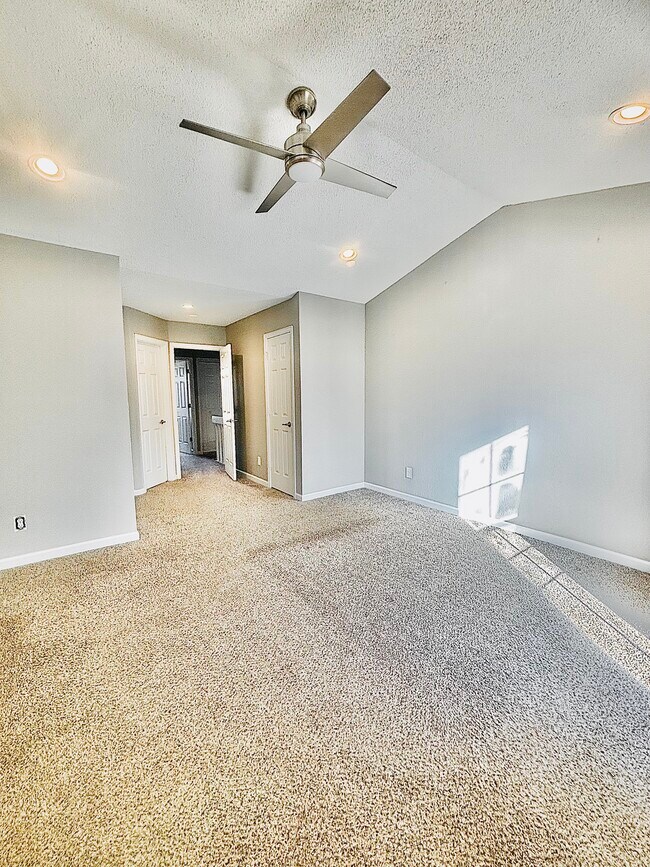 12053 E Hoye Dr, Aurora, CO 80012 - photo 7