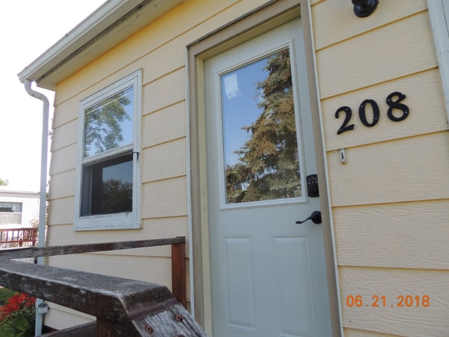 208 4th Ave W, Culbertson, MT 59218 - photo 2