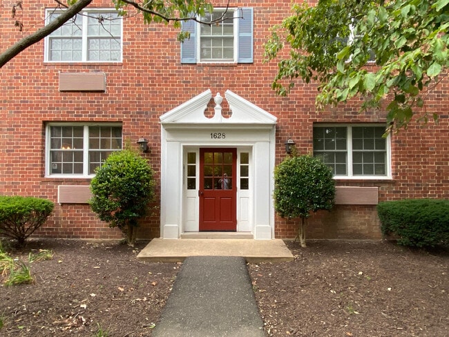 1628 W Abingdon Dr unit 101, Alexandria, VA 22314 - photo 4