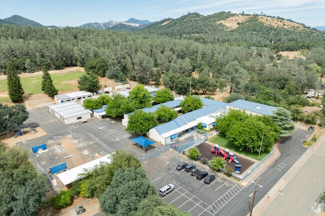 Grand Oaks Elementary School has 318 students.