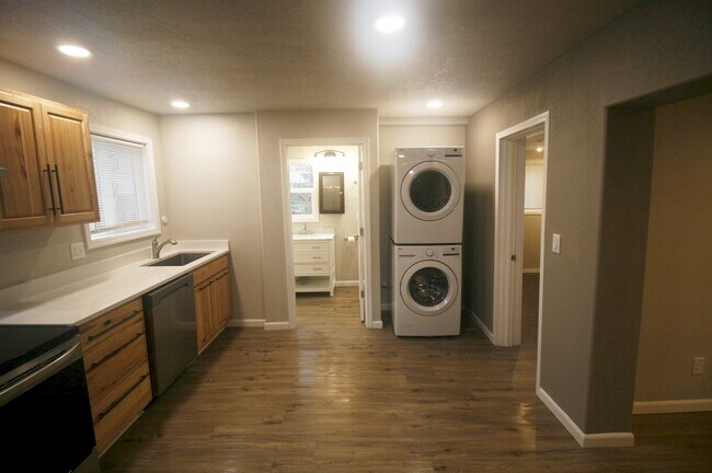 1515 SE Mill St unit 2, Roseburg, OR 97470 - photo 3