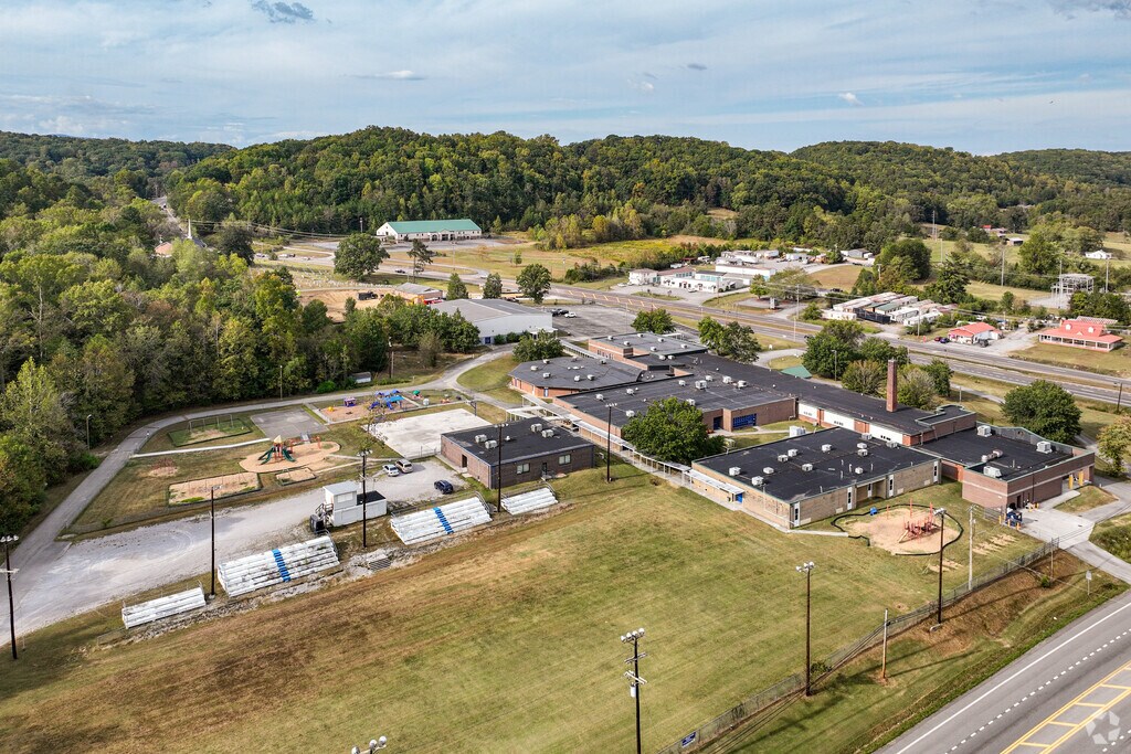 Claxton Elementary School serves students in grades Pre-K through 5th grade.