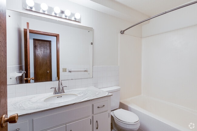 1BR, 1BA - 667SF - Bathroom