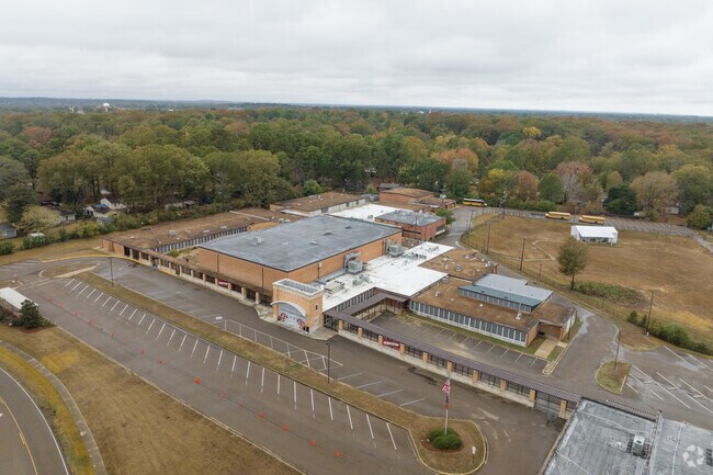 Clinton Jr High in Clinton, MS, serves students in grades 7-8.