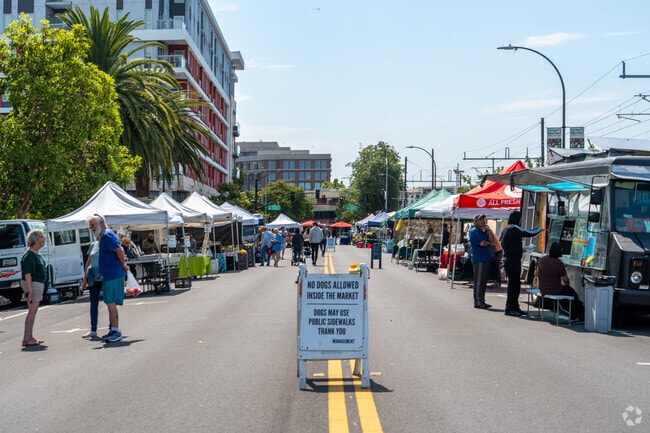 Enjoy local vendors and delicious treats at Redwood City's bustling Kiwanis Farmers Market.