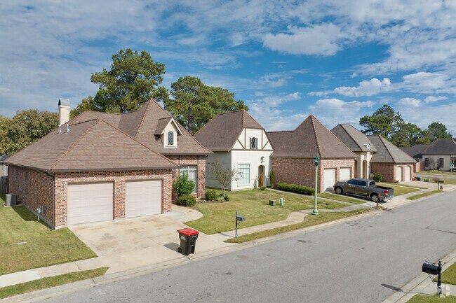 Many neighborhoods in Acadiana Wood, Lafayette, are dripping with cottage-style charm.