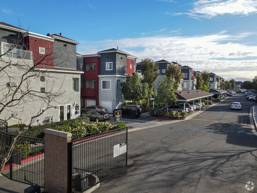 Magnolia Court Townhomes 1251 Doris Ln, Corona, CA