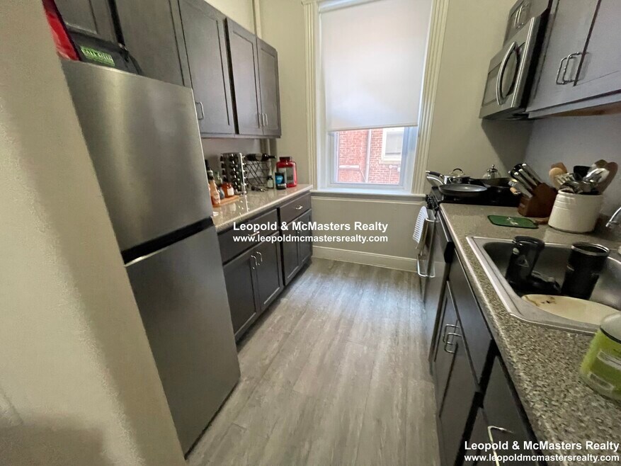 164 Gardner St unit 4, West Roxbury, MA 02132 - photo 1