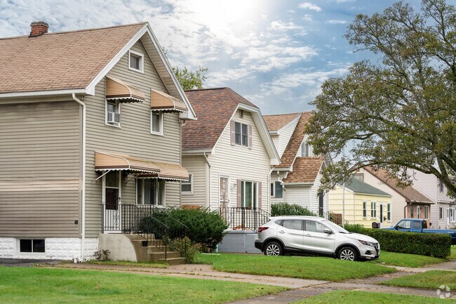 The average single family home in Riverview offers 1200 square feet of space.