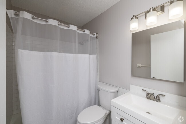 2BR, 1BA - 850SF - Bathroom