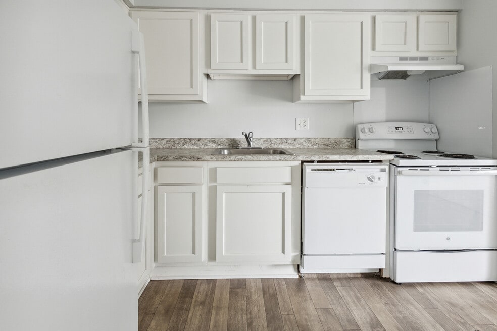 Fox Pointe Apartments, Pontiac, MI 48341 - photo 1