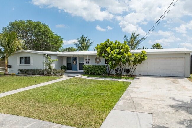 Many of the single family homes in Westwood lakes offer manicured lawns.