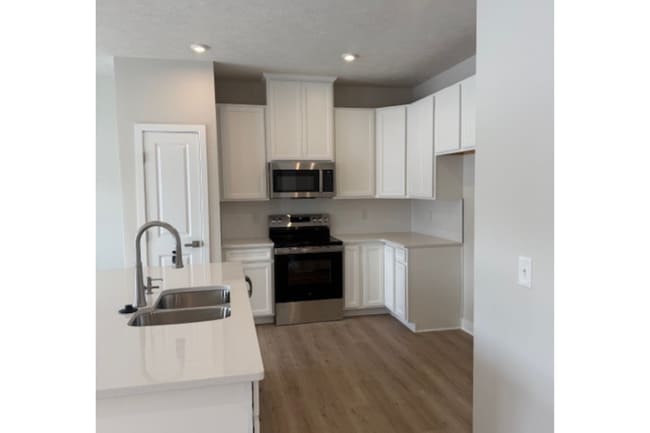 7351 S Pointe Ln, Parma, OH 44130 - photo 2