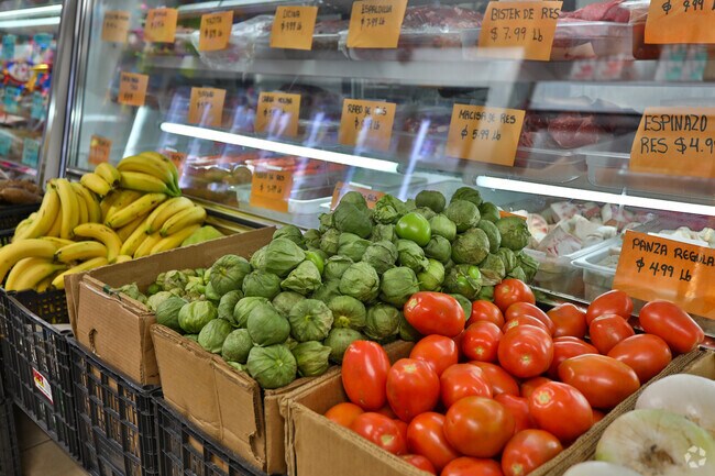 Shop for fresh meats and veggies at Acapulco in Fairforest.