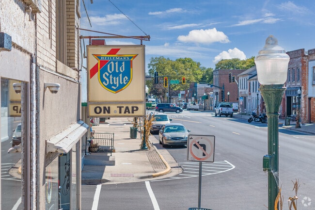 Downtown Wilmington features bars and restaurants situated along the Kankakee River.
