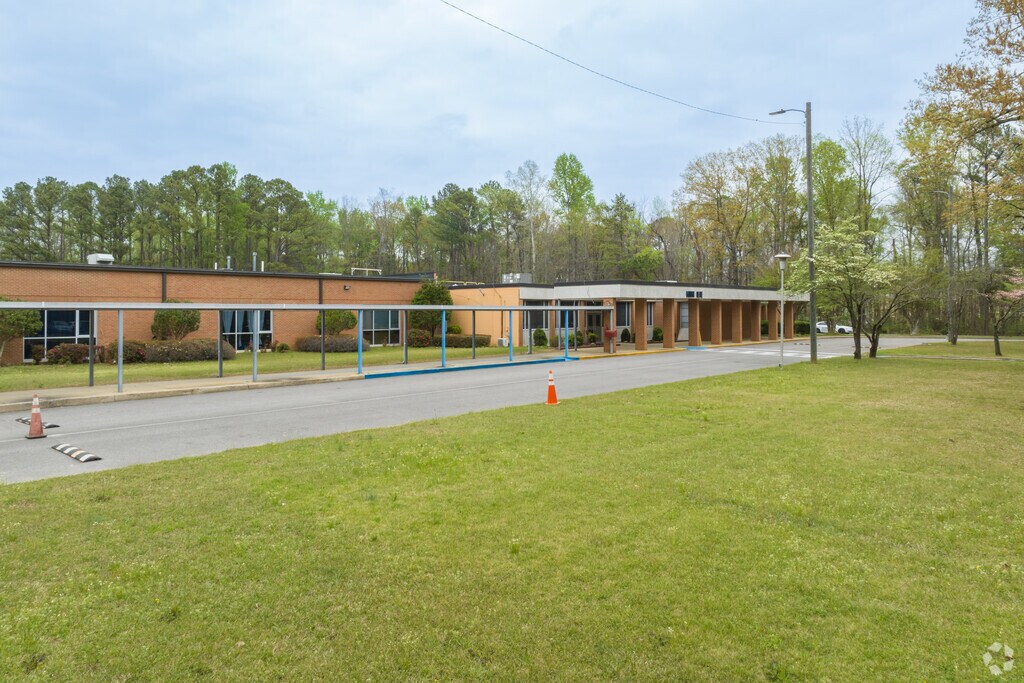 Mt Olive Elementary School has a student teacher ratio of 17:1.