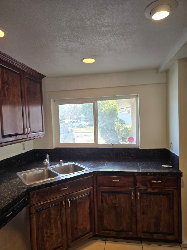 471 E Nugent St, Lancaster, CA 93535