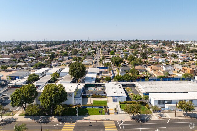 135th St Elementary School has a total of 566 students.