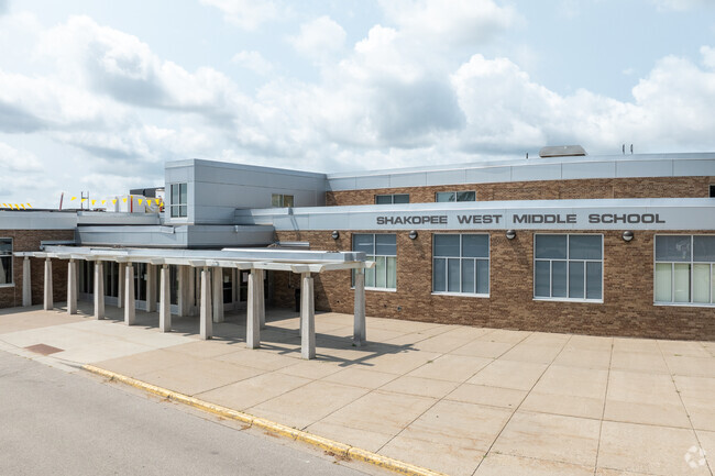 Shakopee Jr High West has a student-teacher ratio of 18 to 1.