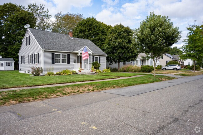 Some smaller bungalows can be found clustered along the streets of Old Lyme.