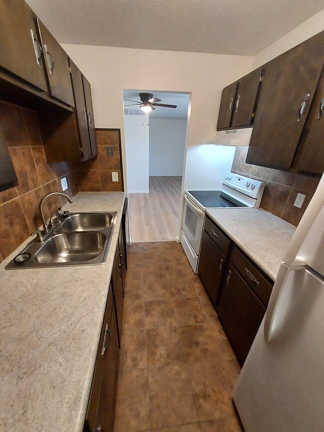 801 Dondee Dr, Manhattan, KS 66502 - photo 3