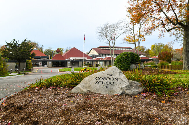 The Gordon School provides education in the neighborhood of 
Outer East Bay.