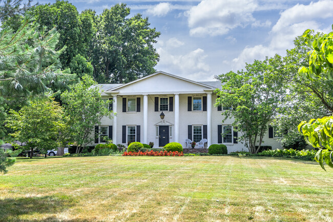 Single-family homes in Glendover boast a sales price of $499,250.