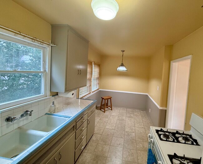 Eat-In Kitchen