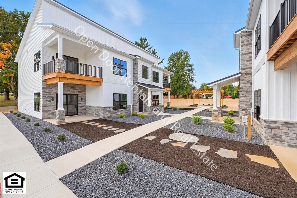 1030 S Wayne St unit 104, Angola, IN 46703 - photo 1