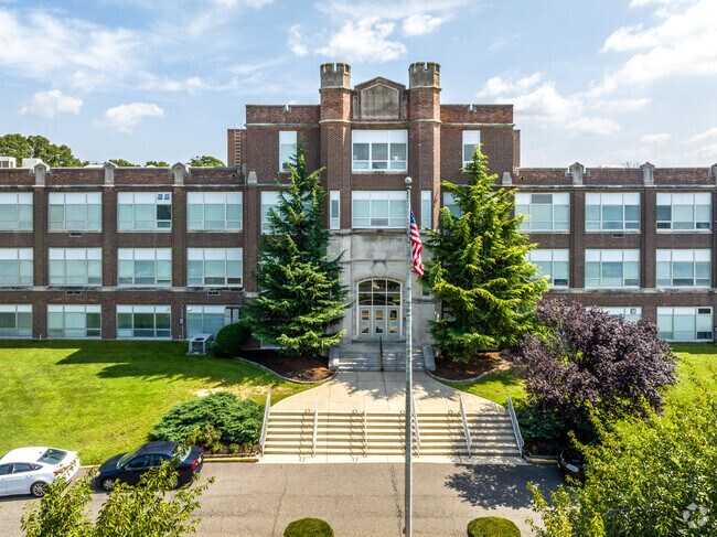 The Haddon Heights Jr Sr High School in Haddon Heights, NJ welcomes all students for learning!