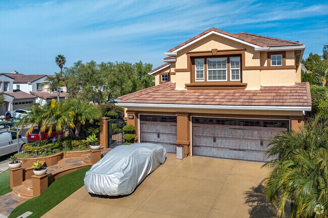 Homes in San Joaquin Hills blend modern design with peaceful surroundings.